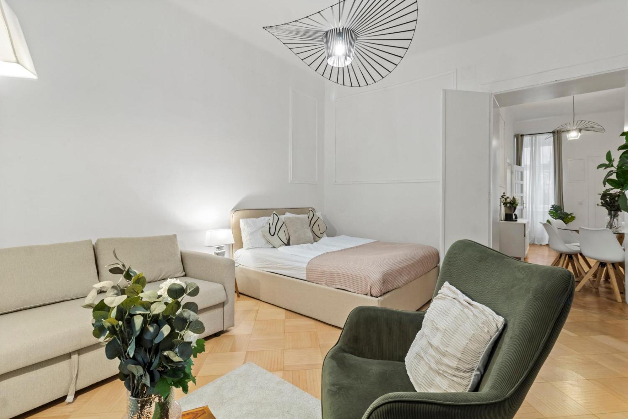 Next To Shopping Street And Subway Station, Few Minutes To Stephansplatz Apartment *