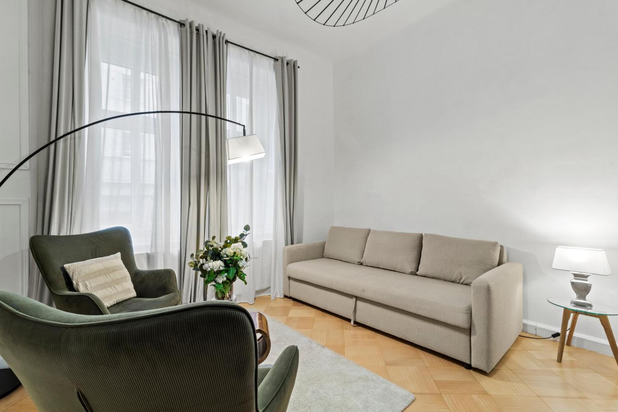Next To Shopping Street And Subway Station, Few Minutes To Stephansplatz Apartment *