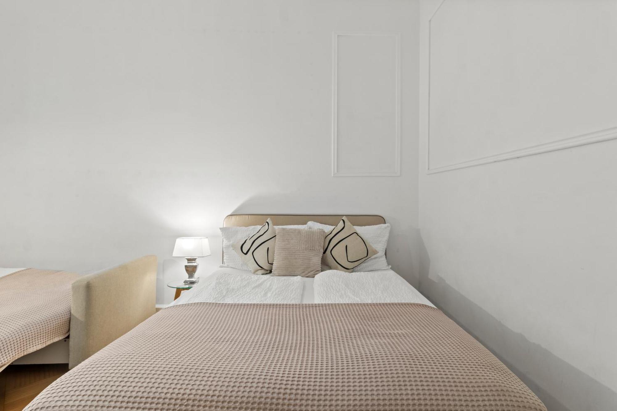 Next To Shopping Street And Subway Station, Few Minutes To Stephansplatz Apartment Wien