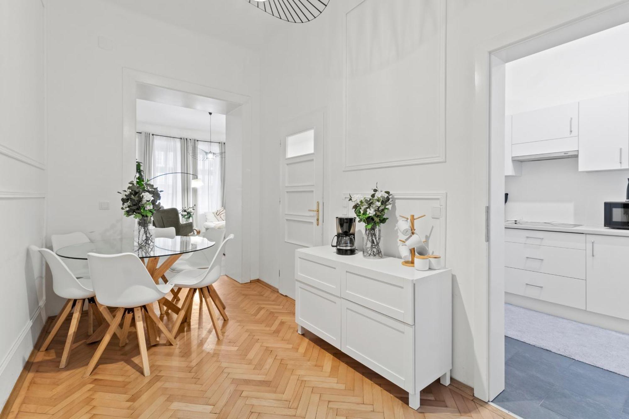 Next To Shopping Street And Subway Station, Few Minutes To Stephansplatz *