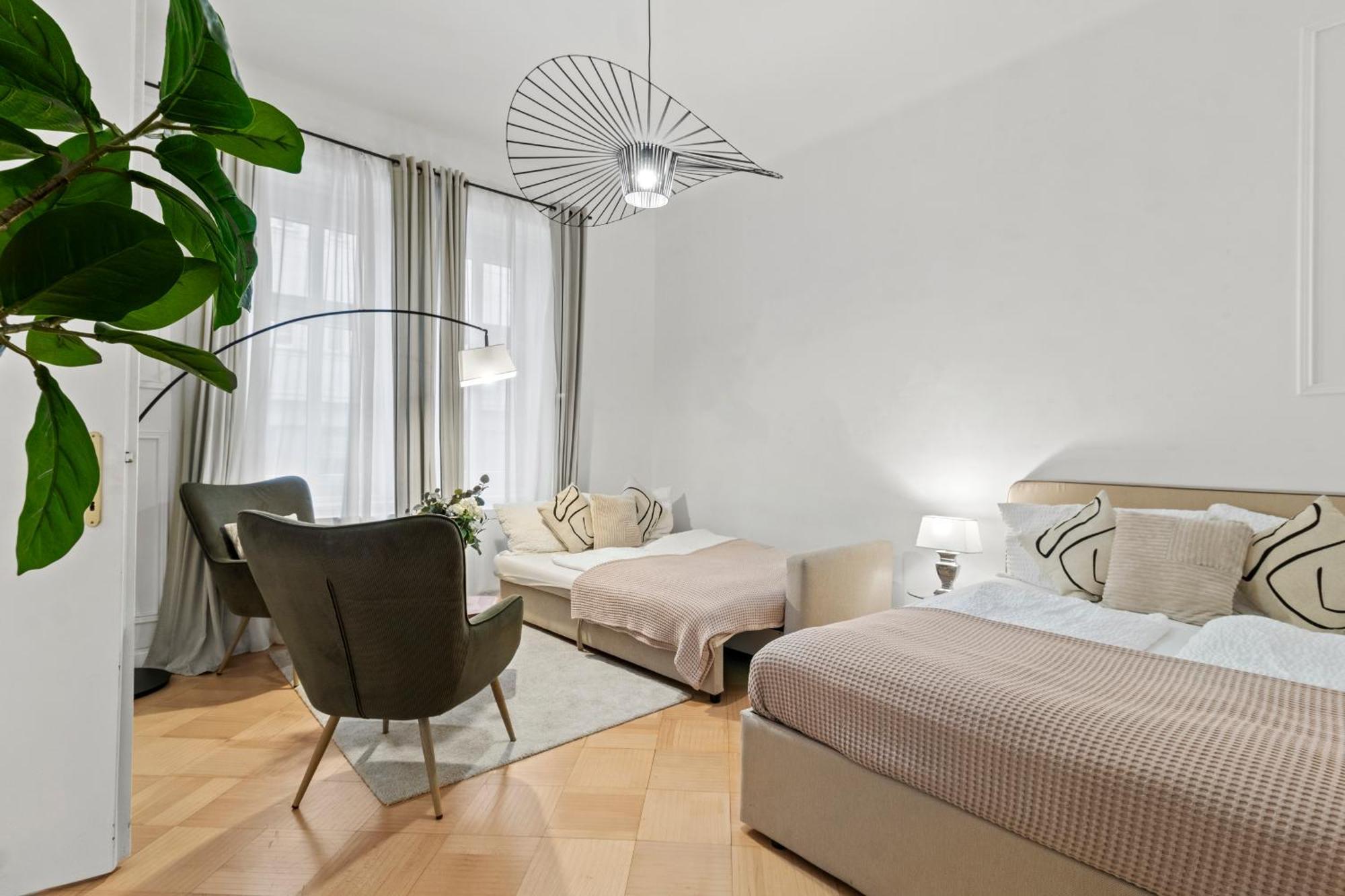 Apartment Next To Shopping Street And Subway Station, Few Minutes To Stephansplatz