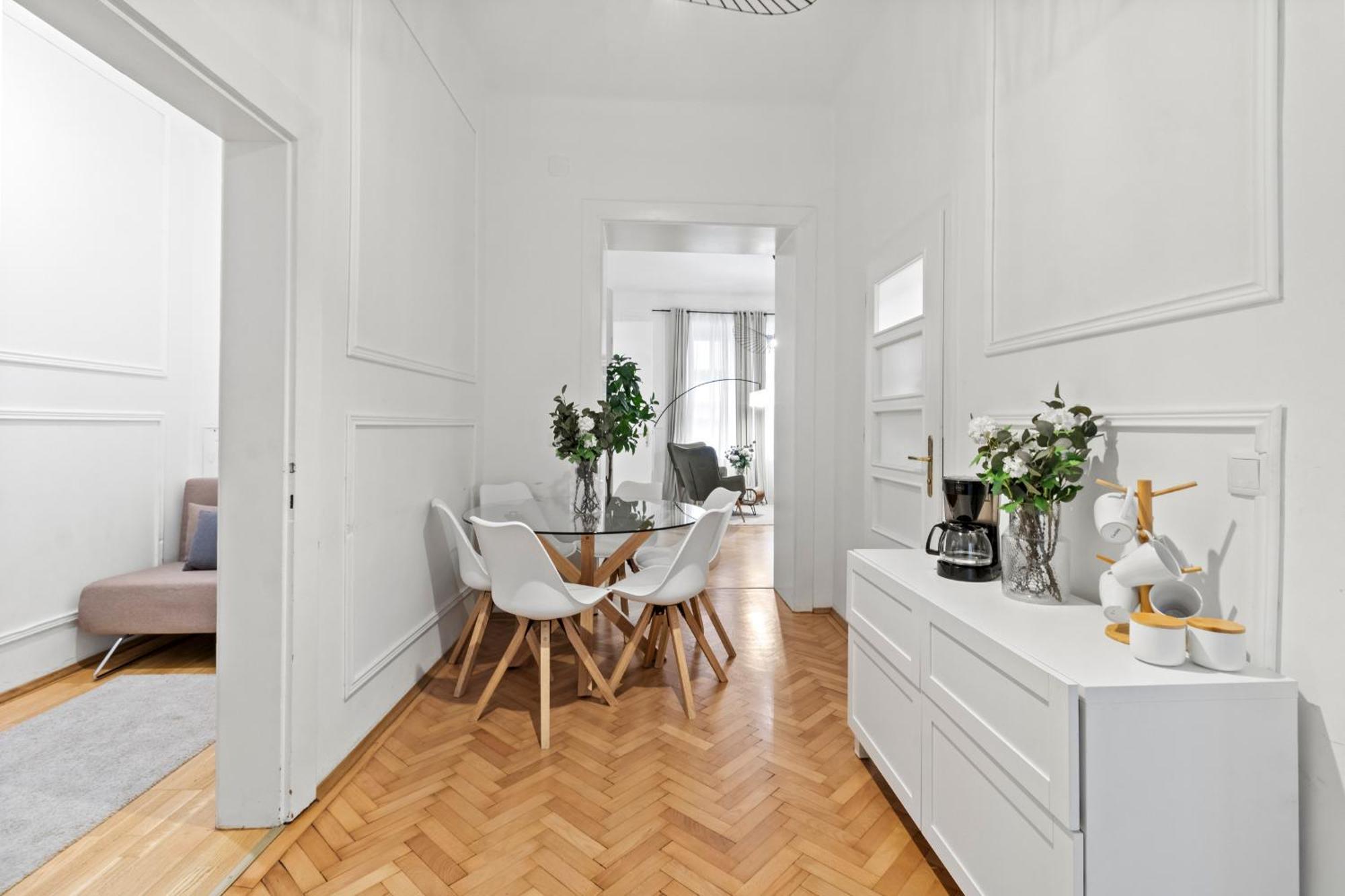 Apartment Next To Shopping Street And Subway Station, Few Minutes To Stephansplatz *