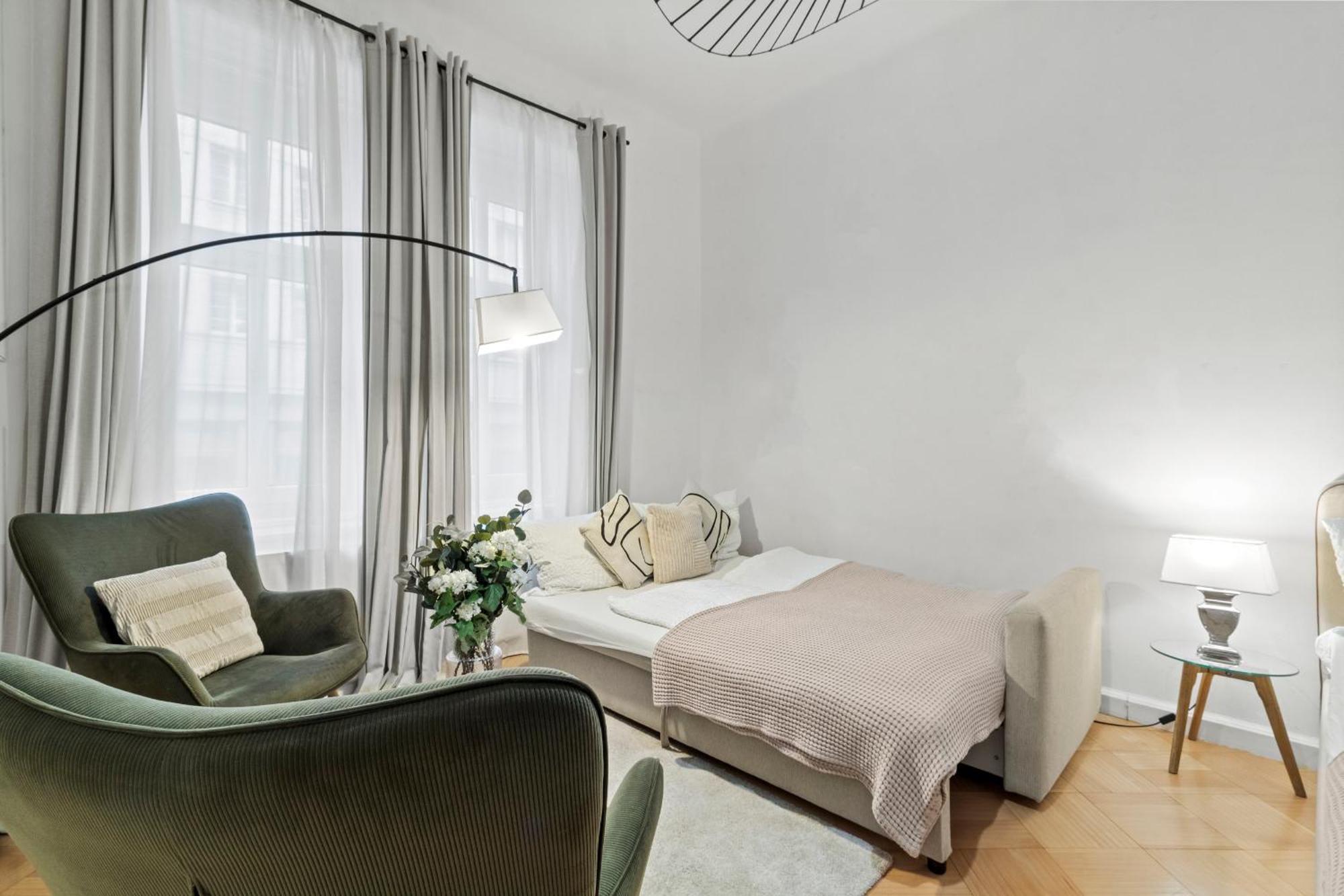 Next To Shopping Street And Subway Station, Few Minutes To Stephansplatz *