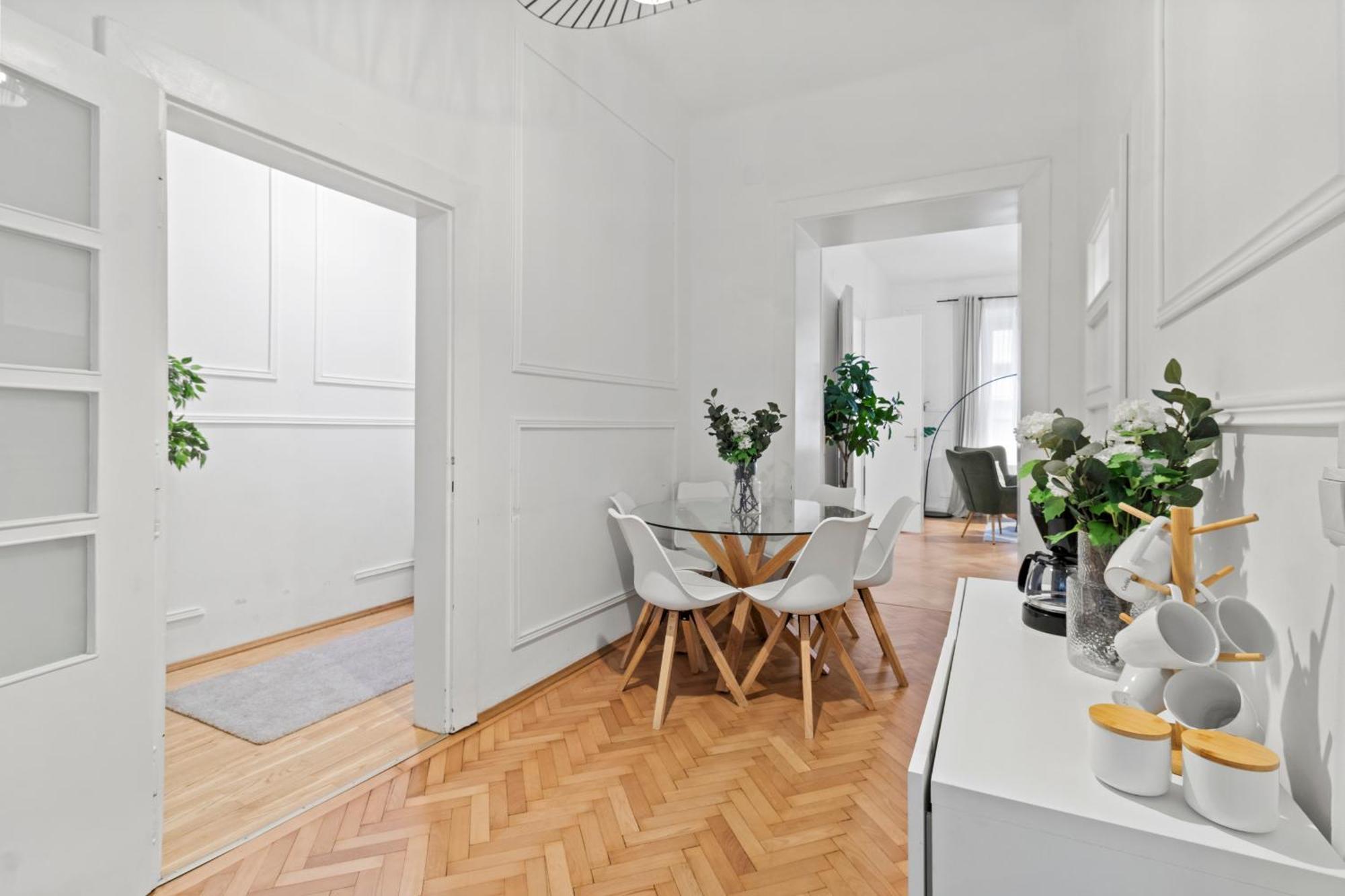 Next To Shopping Street And Subway Station, Few Minutes To Stephansplatz Wien