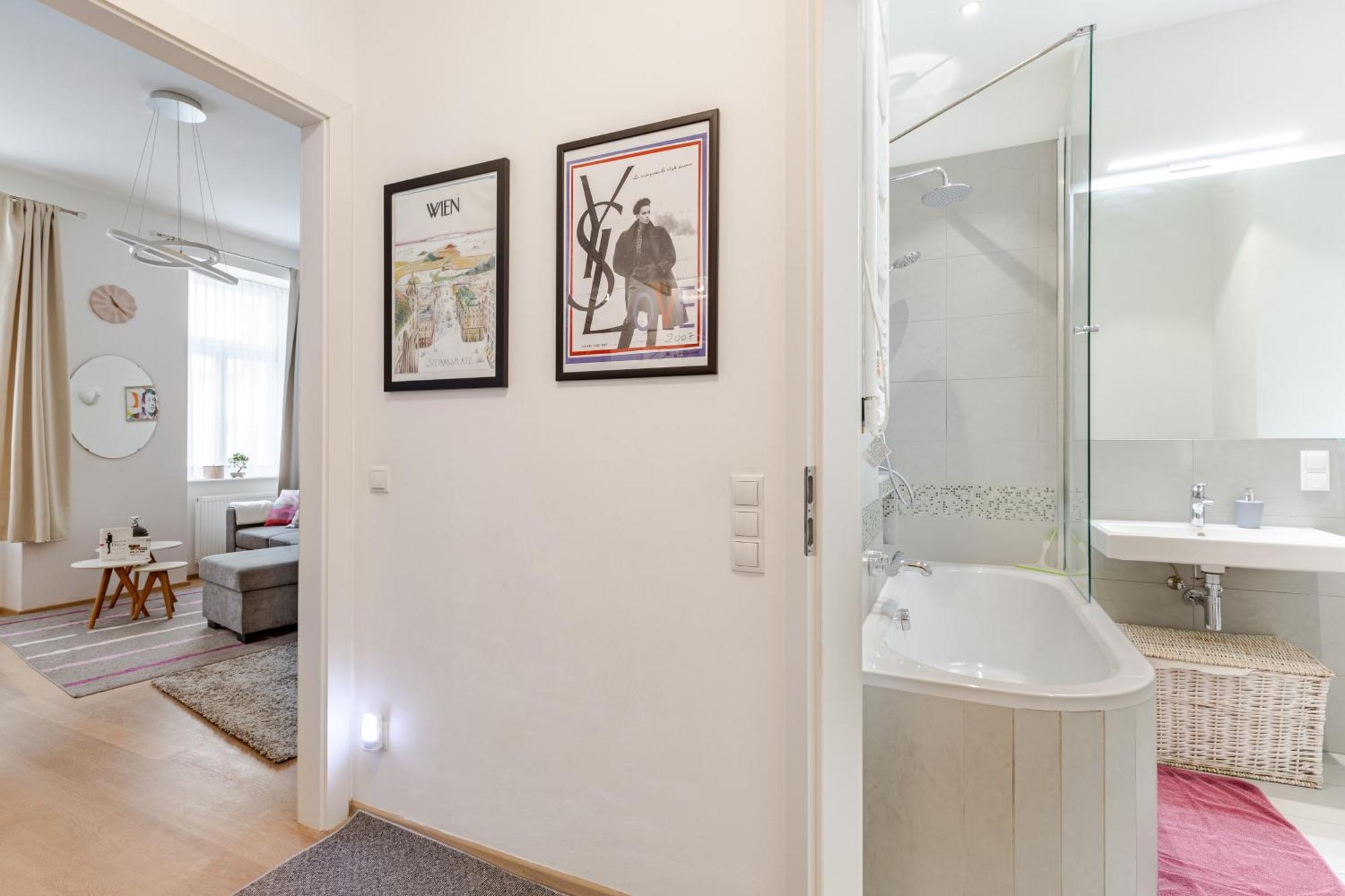 Chic Parisienne A - French Flair In The Heart Of