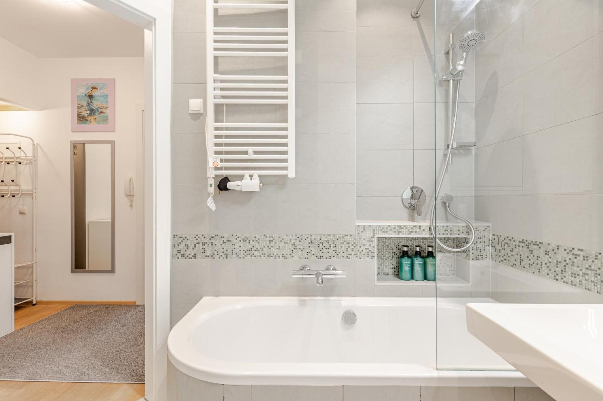 Chic Parisienne A - French Flair In The Heart Of Apartment