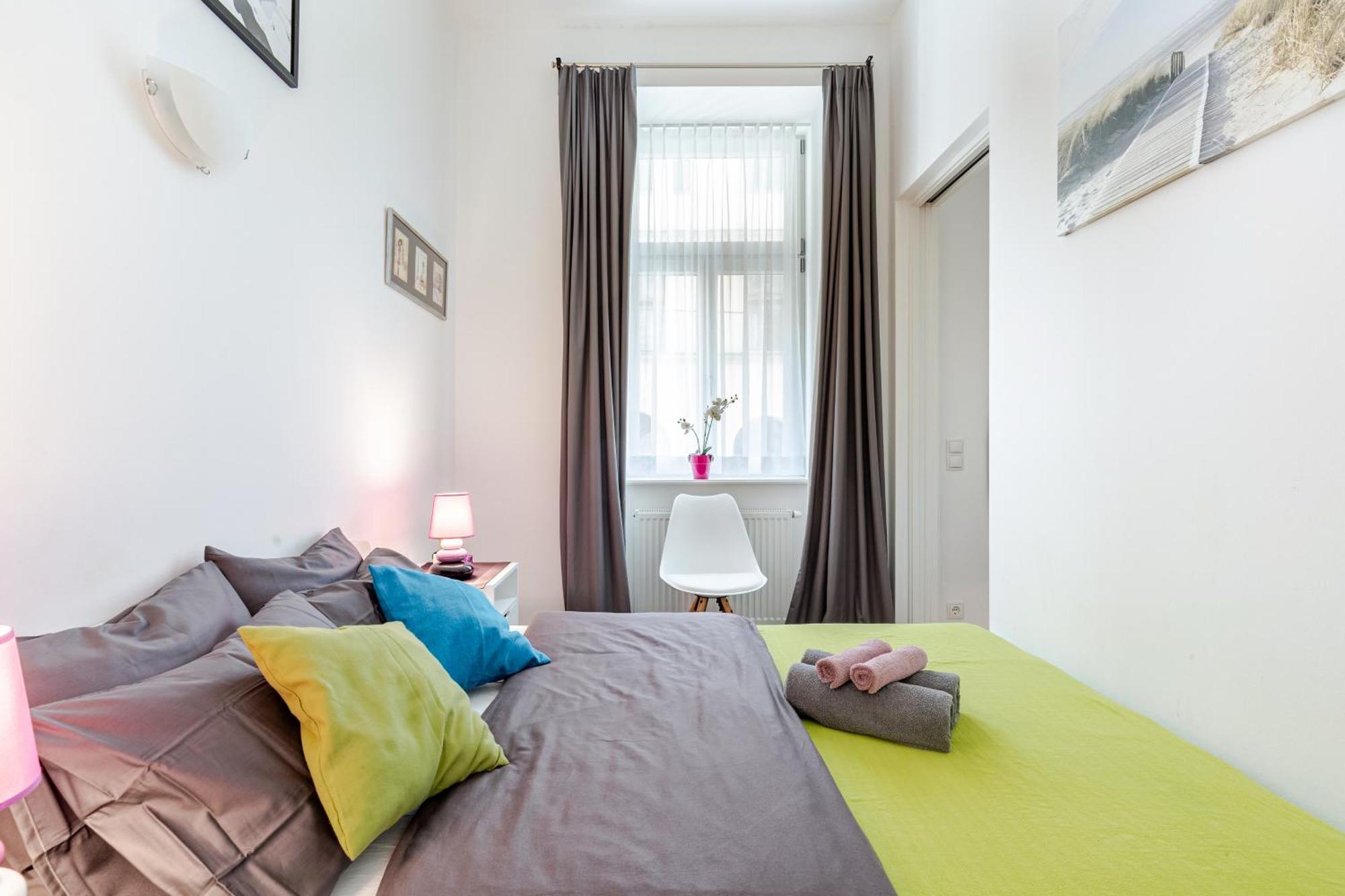 Chic Parisienne A - French Flair In The Heart Of Apartment