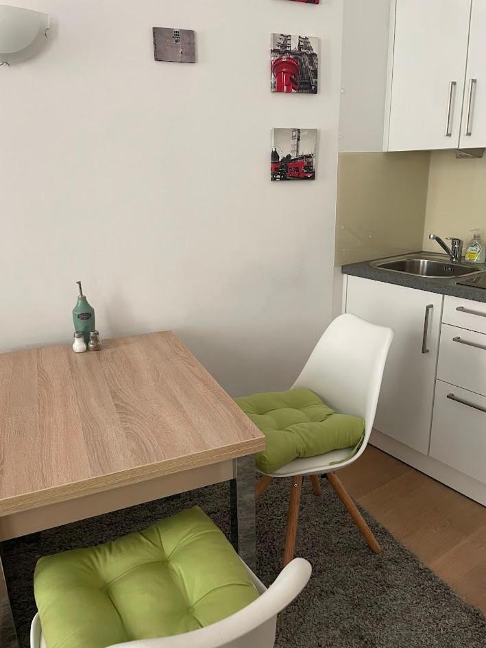 Chic Parisienne A - French Flair In The Heart Of Apartment
