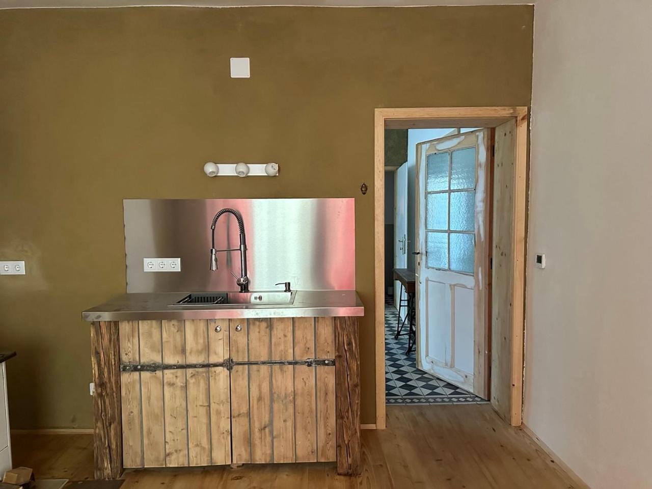 Apartment Living Unit With Garden Access