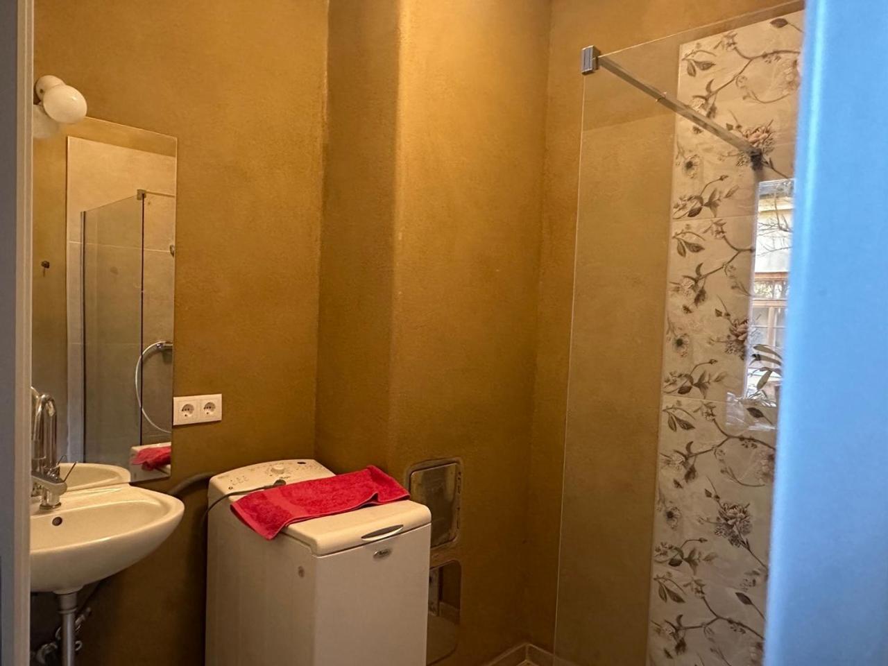 Living Unit With Garden Access *