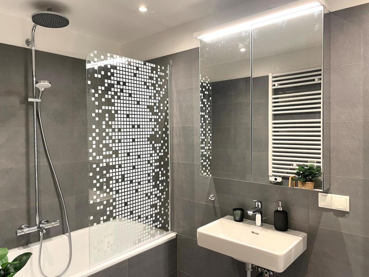 Rooftop Modern With Free Parking Apartment *
