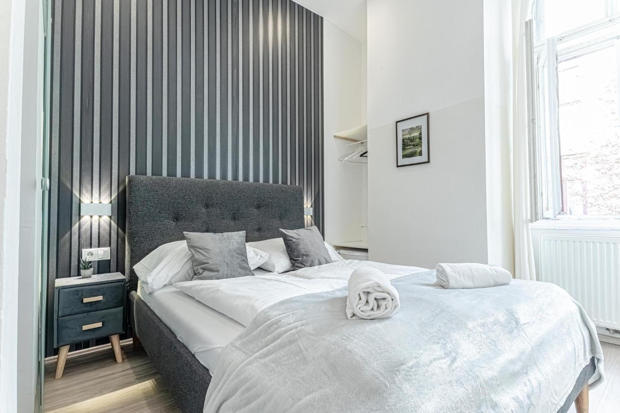 Apartment Shopping Paradise 9br Complex Ideal For 22 People