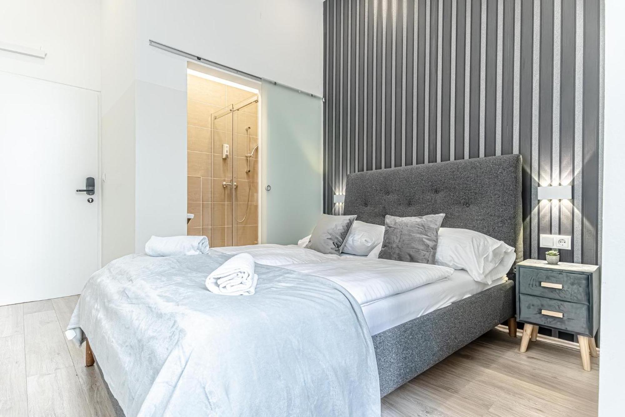 Apartment Shopping Paradise 9br Complex Ideal For 22 People