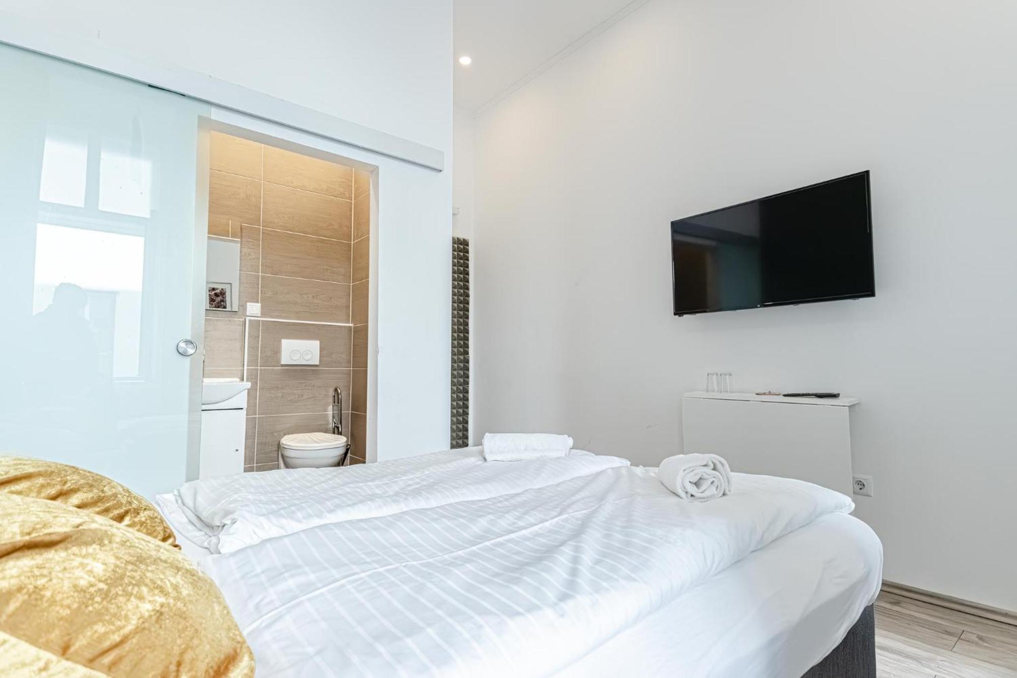 Apartment Shopping Paradise 9br Complex Ideal For 22 People