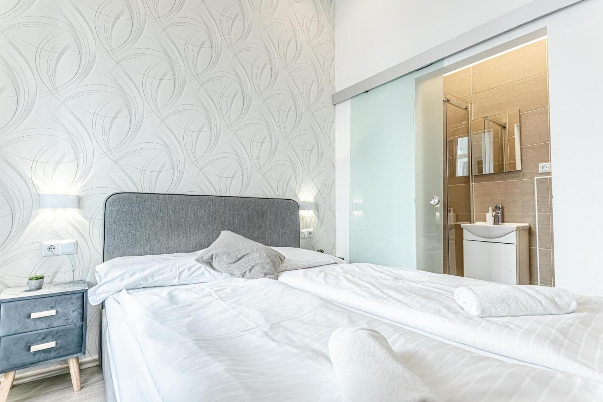 Apartment Shopping Paradise 9br Complex Ideal For 22 People *