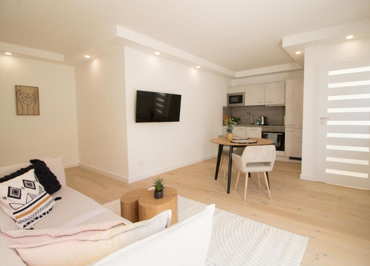 Apartment Cozy With Wooden Accents & Terrace L Jos16 *