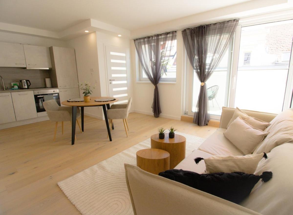 Apartment Cozy With Wooden Accents & Terrace L Jos16