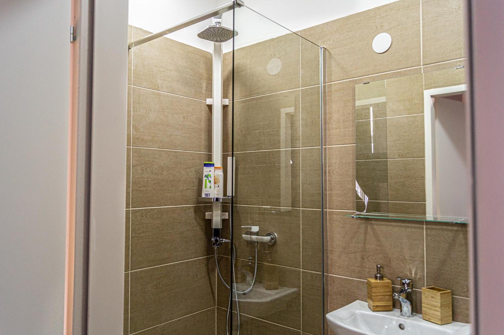 Apartment Shopping Paradise 9br Complex Ideal For 22 People *