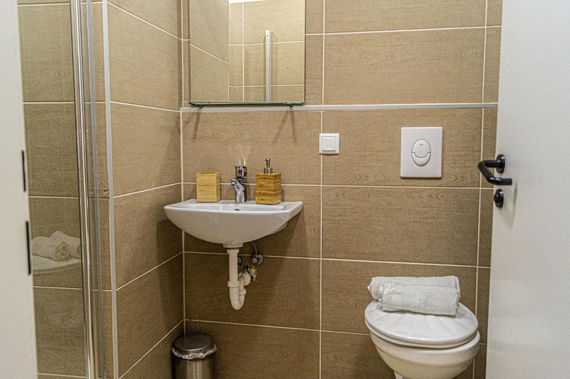 Apartment Shopping Paradise 9br Complex Ideal For 22 People Vienna