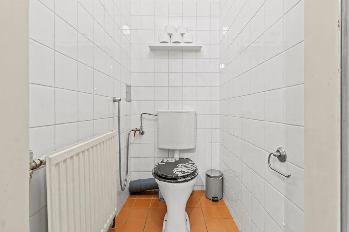 Spacious Next To Shopping Mall With Balcony