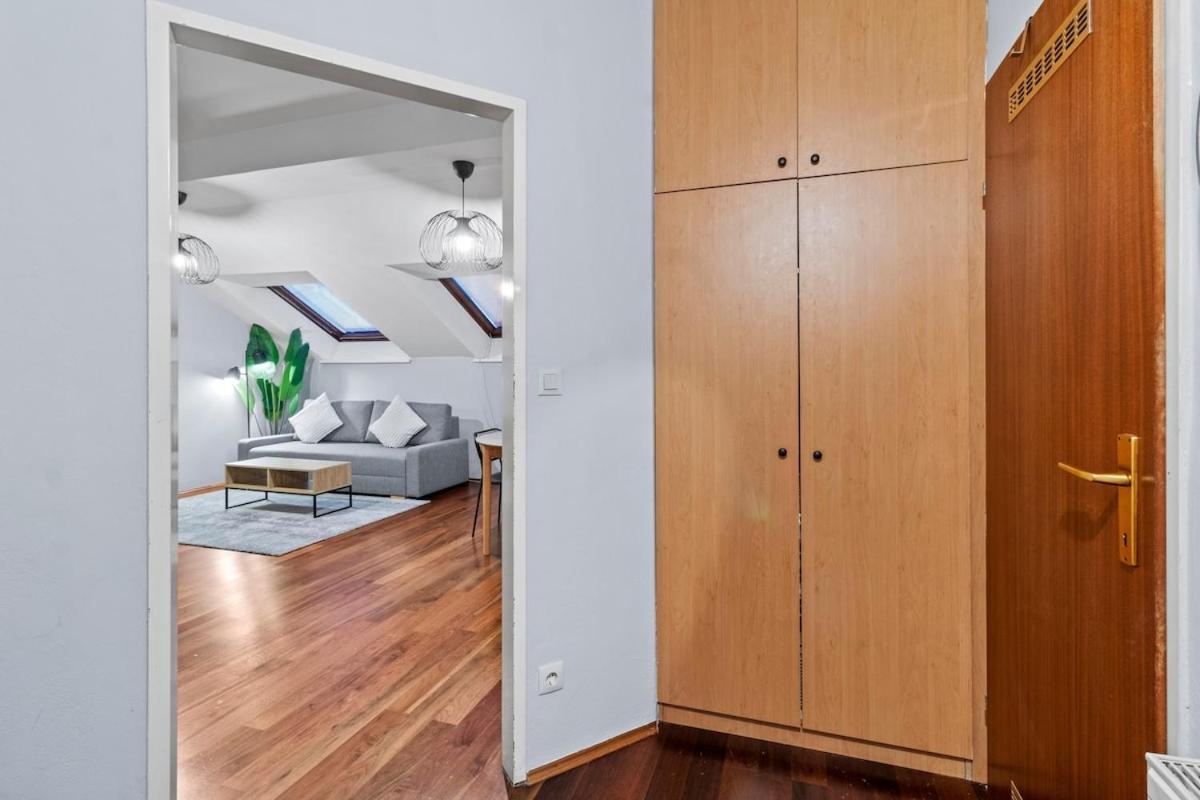 Spacious Next To Shopping Mall With Balcony