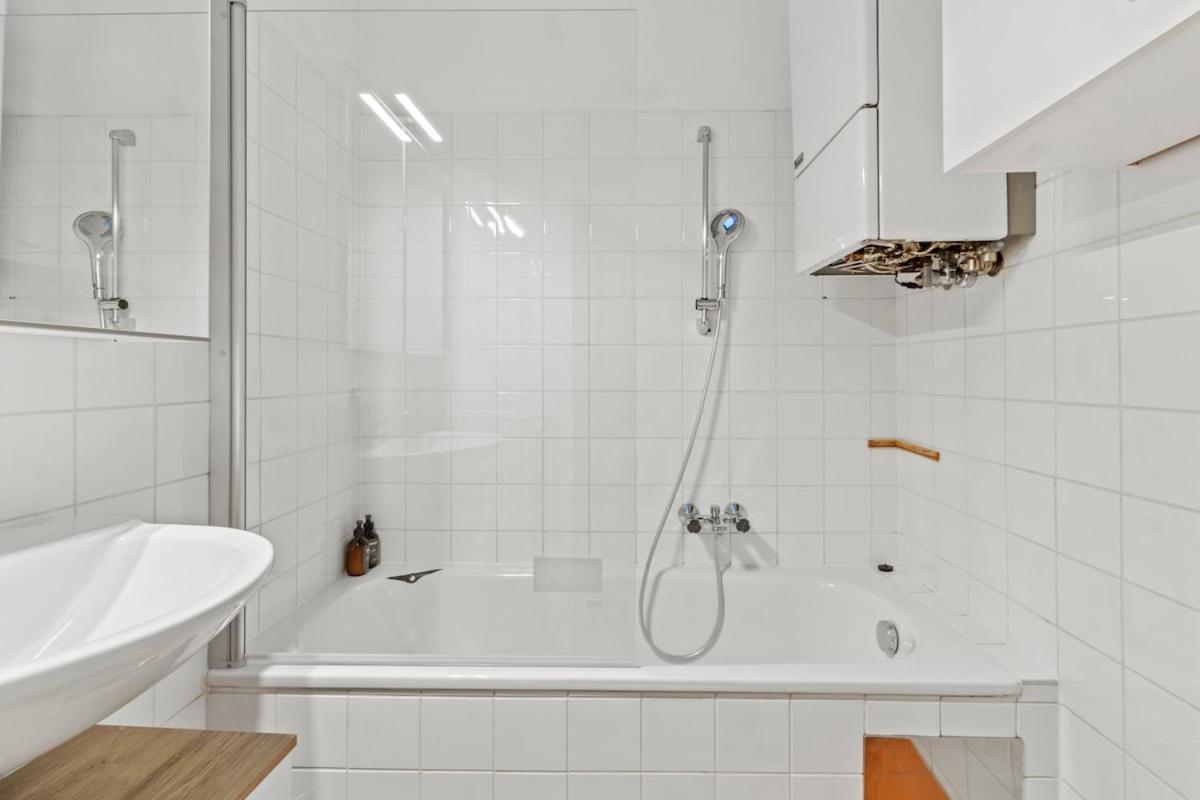 Spacious Next To Shopping Mall With Balcony Apartment *