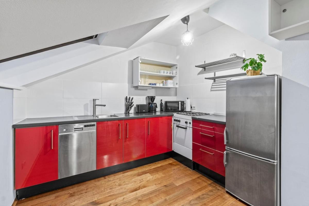 Apartment Spacious Next To Shopping Mall With Balcony *