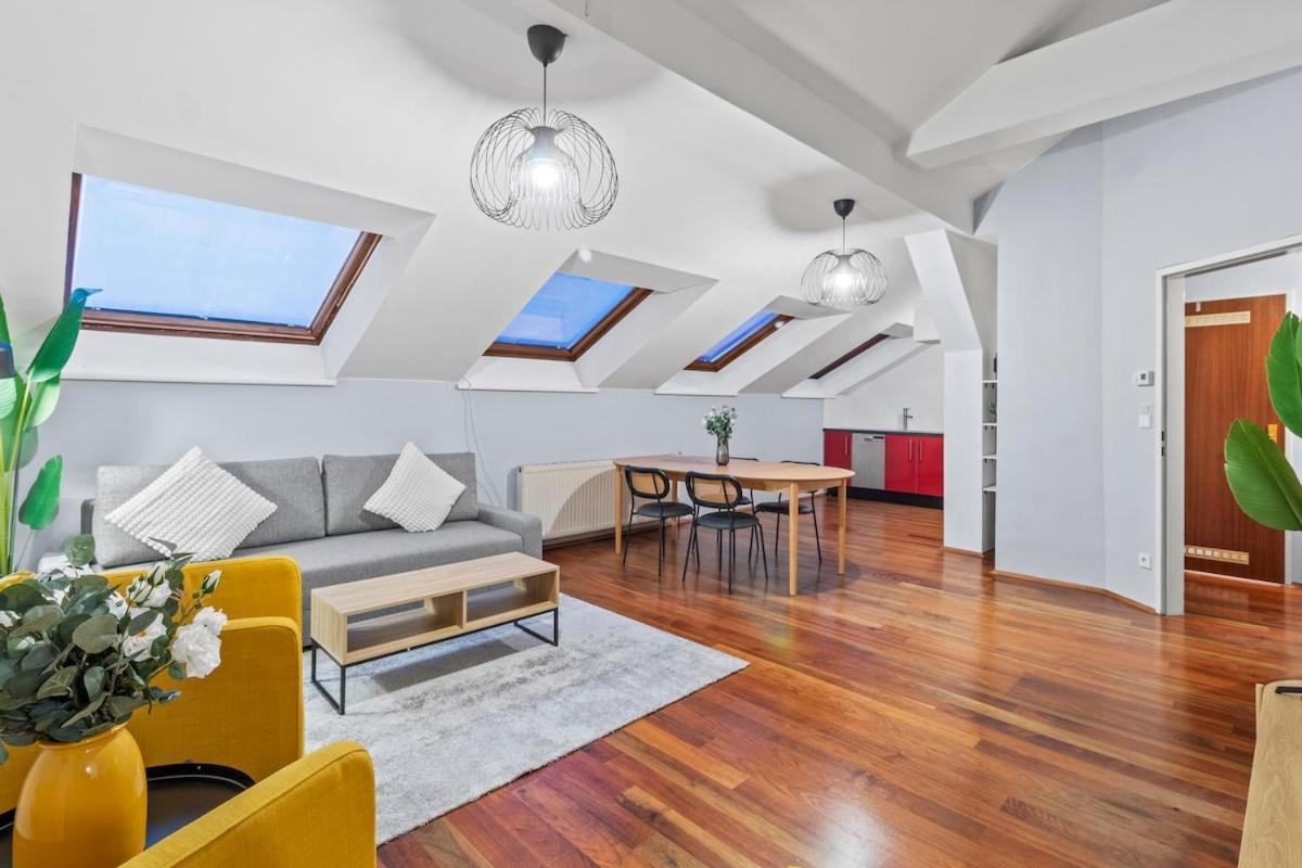 Spacious Next To Shopping Mall With Balcony Apartment *