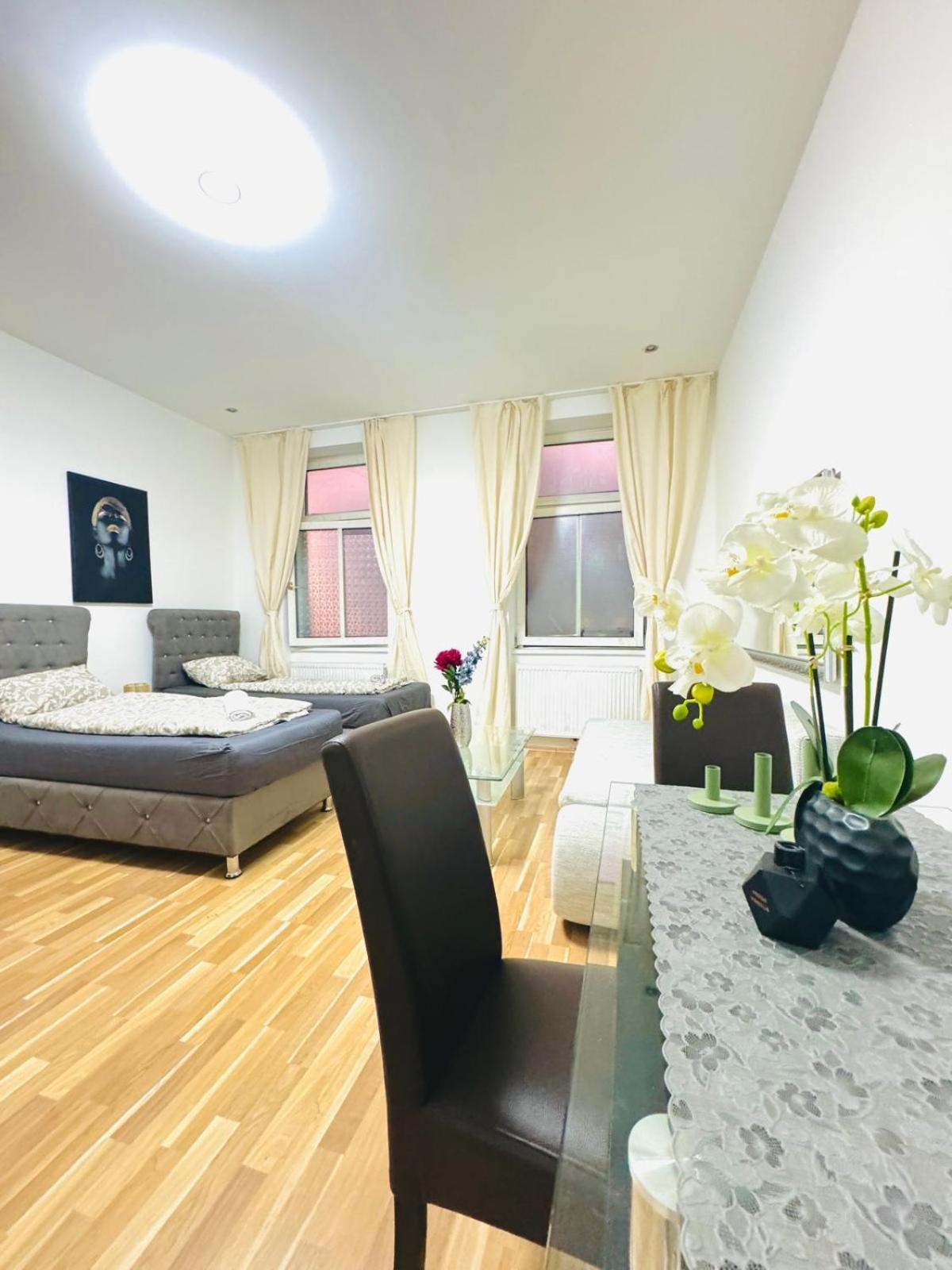 Chic For 5p, 12-min Walk To Augarten Apartment *