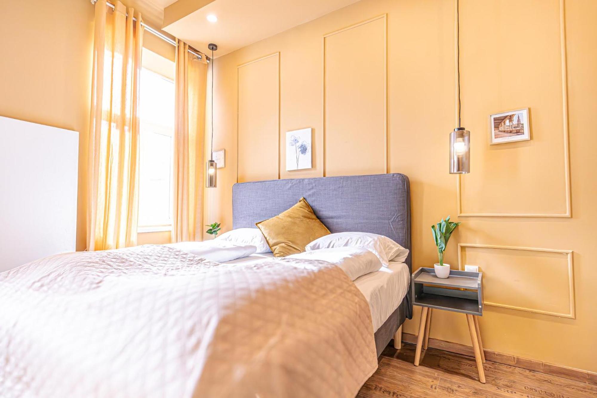 4br Shared Apt, Centrally Located In *