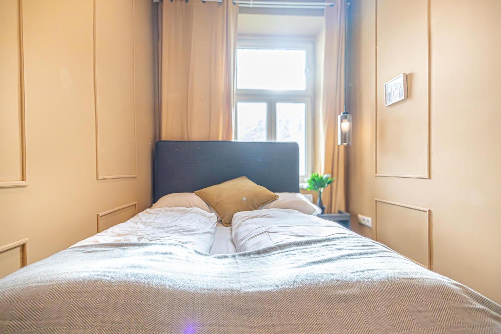 Apartment 4br Shared Apt, Centrally Located In *