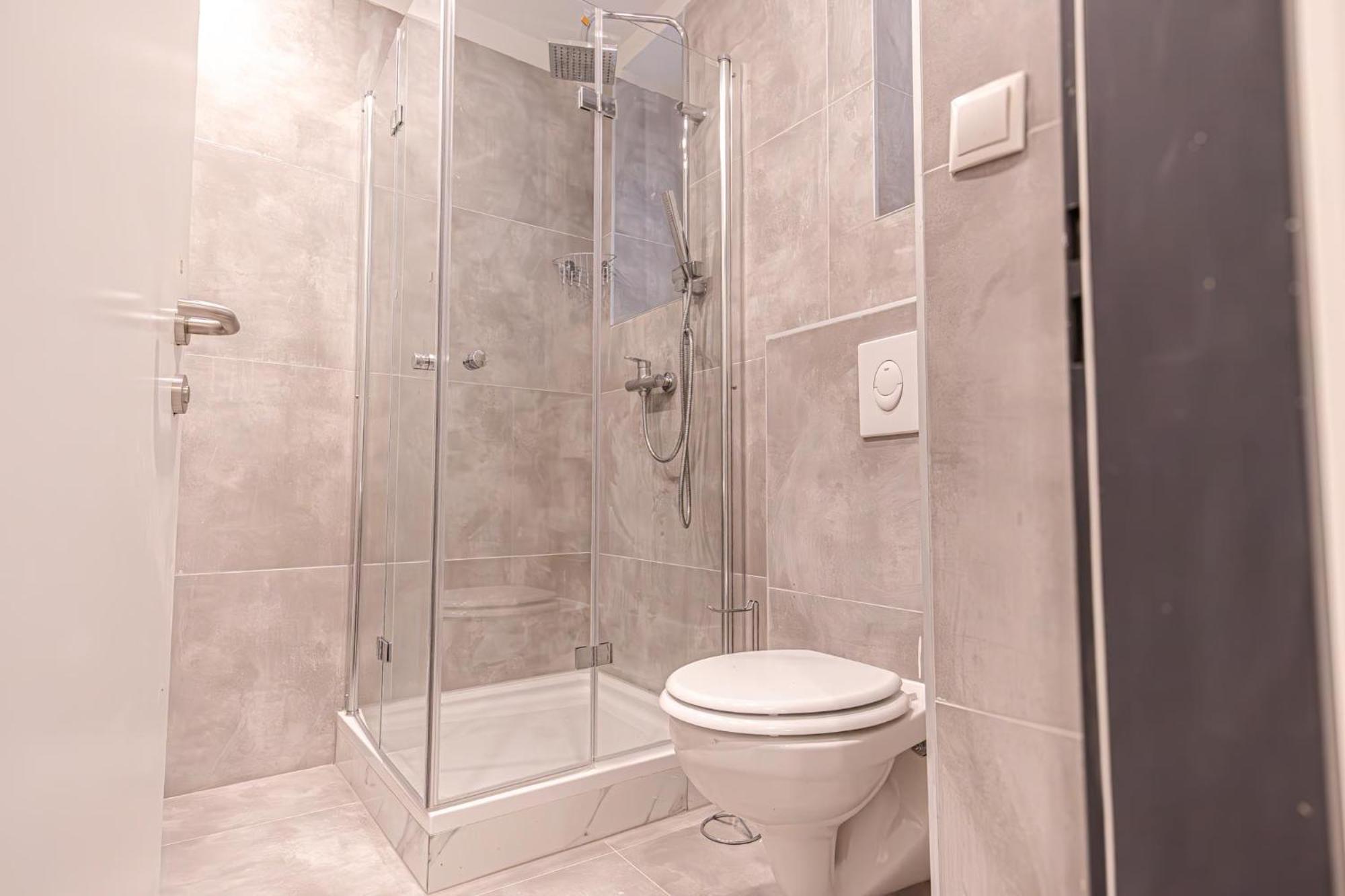 4br Shared Apt, Centrally Located In *
