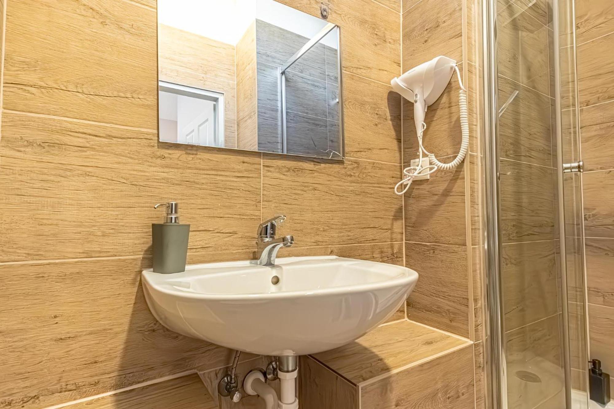 Wiener Stadthalle Boutique - Ideal For Couples Apartment