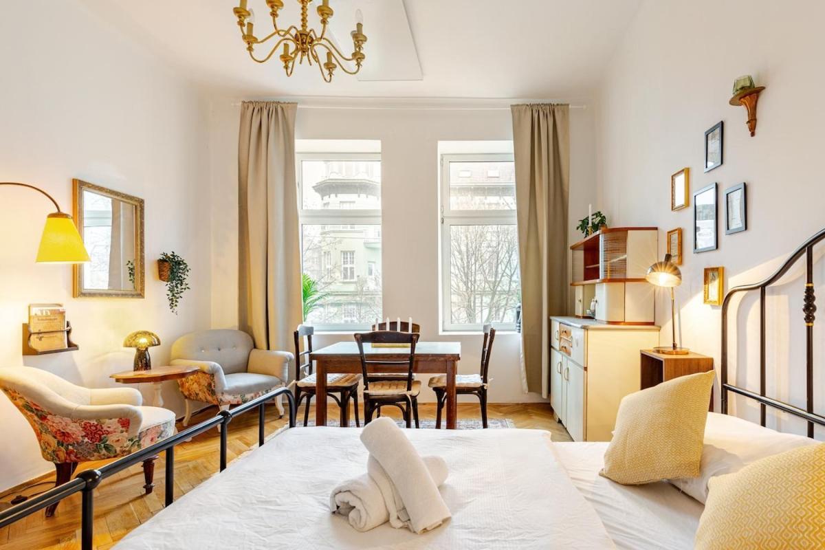 In Quiet Location Near Center Apartment *