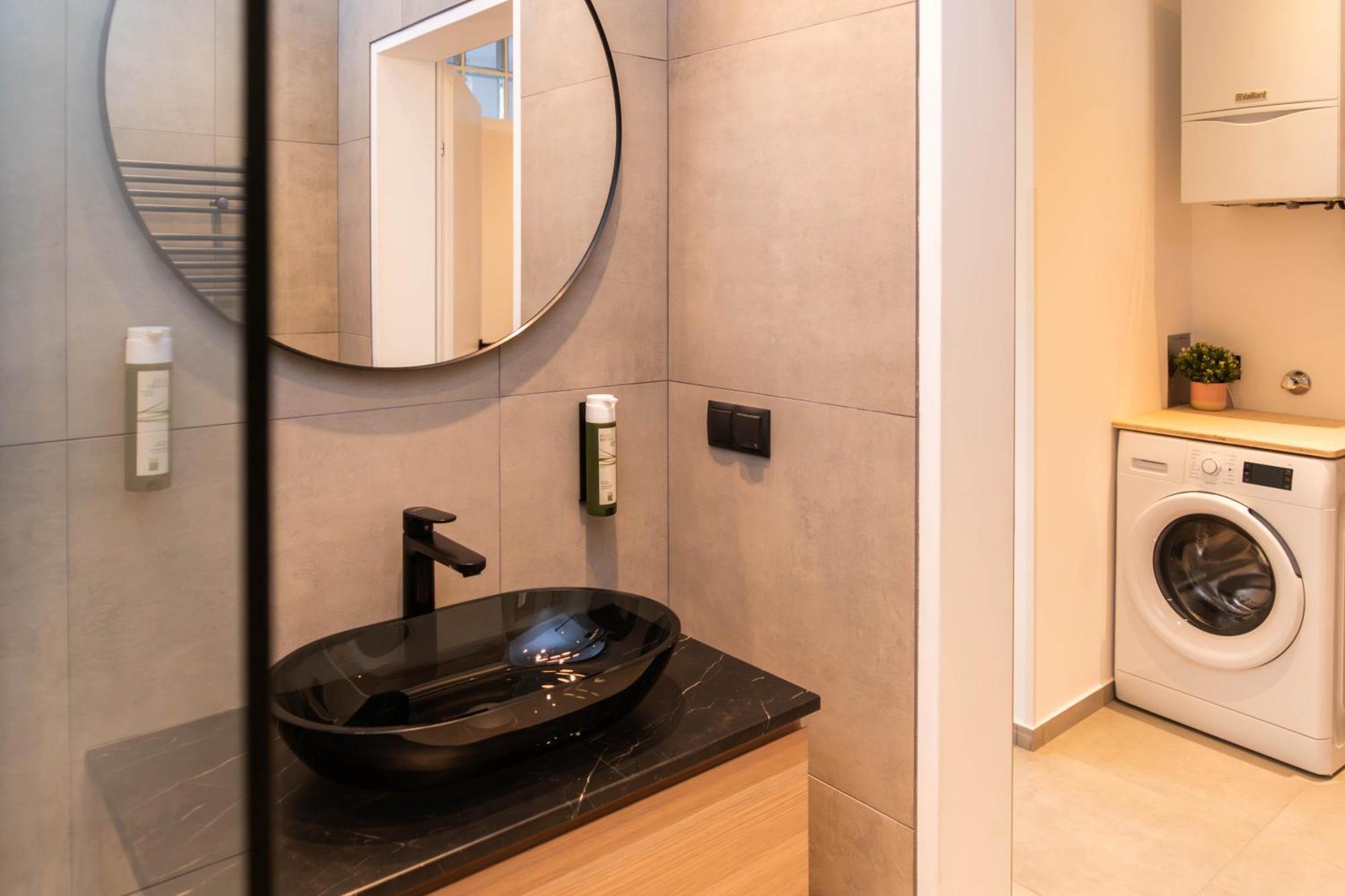 Myflat - Bright Near Station Apartment *