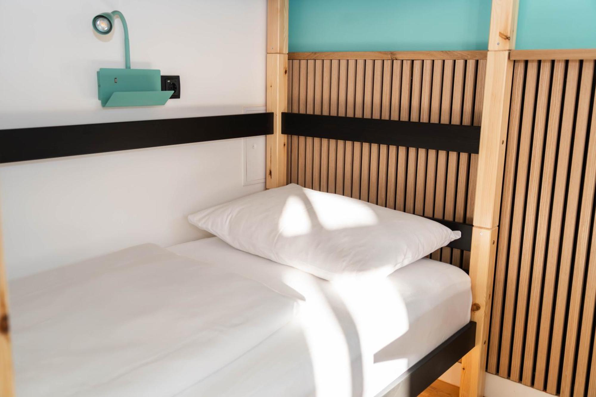 Myflat - Bright Near Station Apartment
