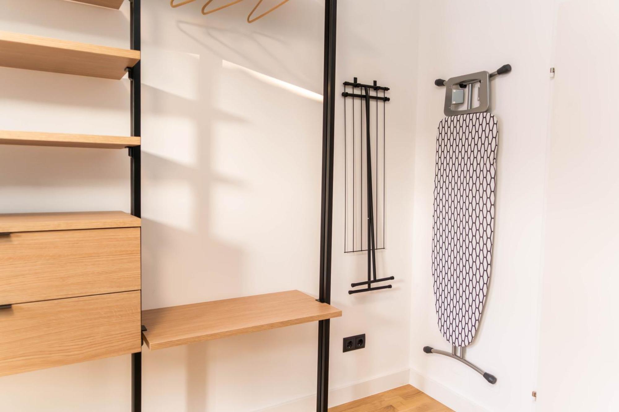 Myflat - Bright Near Station Apartment