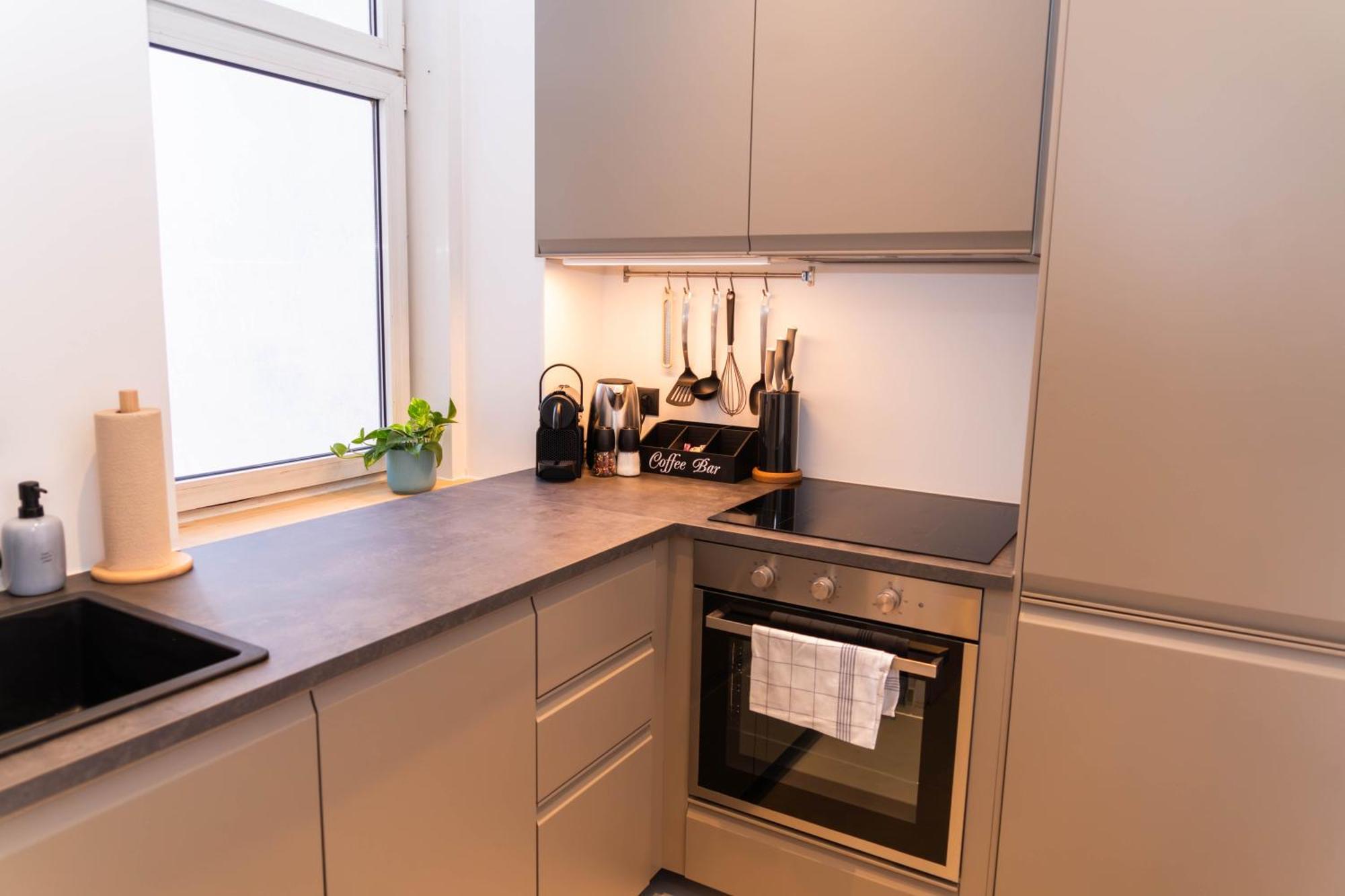 Myflat - Bright Near Station Apartment *