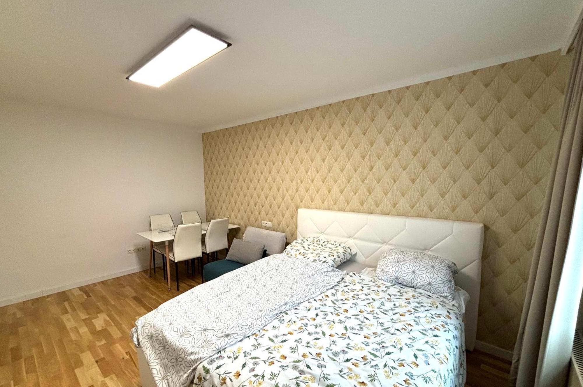 Exclusive Serviced Flat On Taborstrasse Apartment
