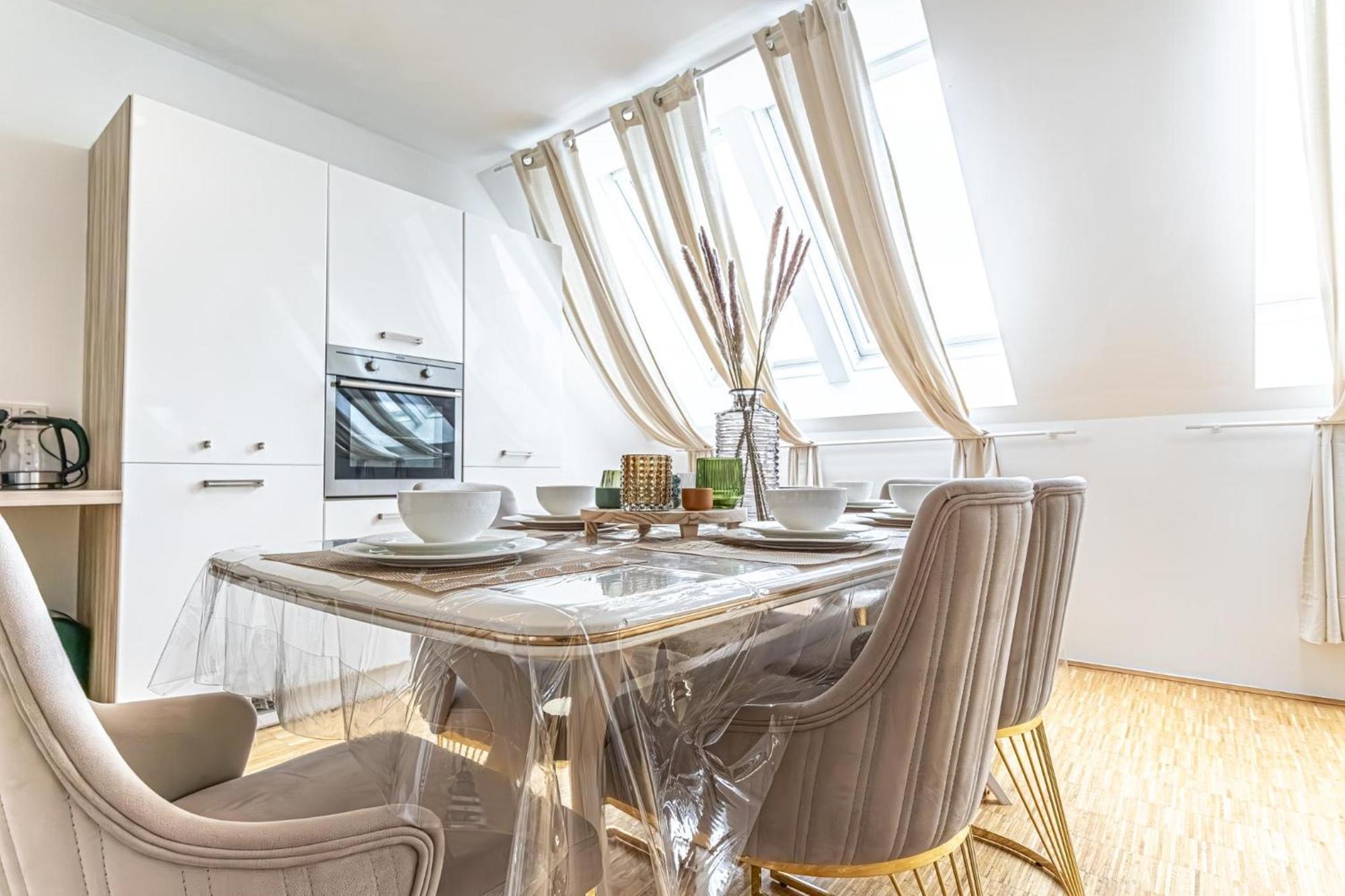 Luxury 3br And1 Lr In The Heart Of *