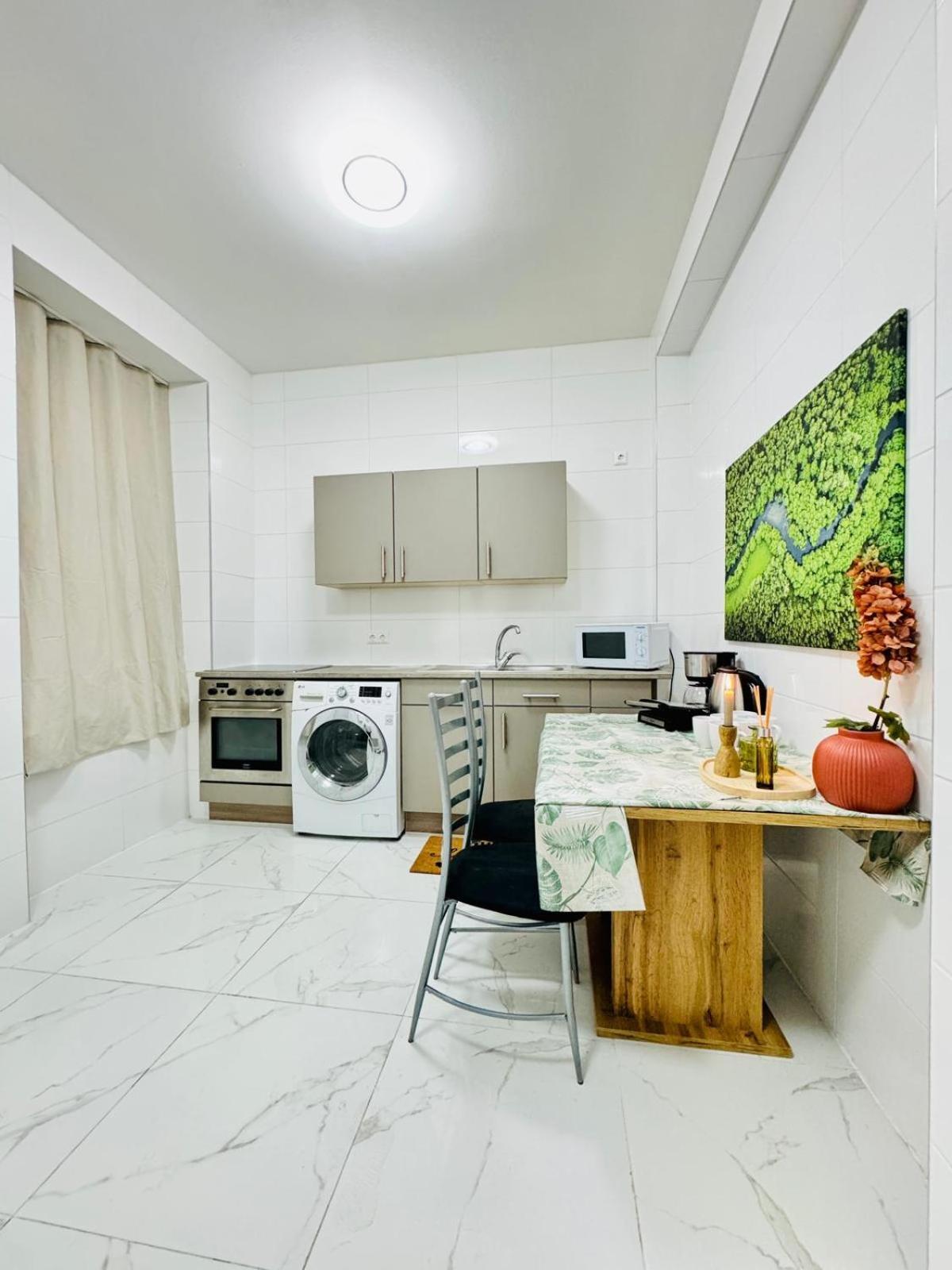 Comfortable 5br Shared 10 Minute Walk To Matzleinsdorfer Platz Apartment Vienna