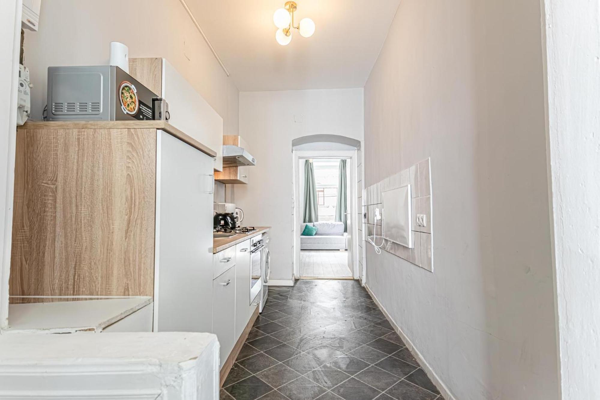 Apartment Budget-friendly 2br & 1lr, Delight *