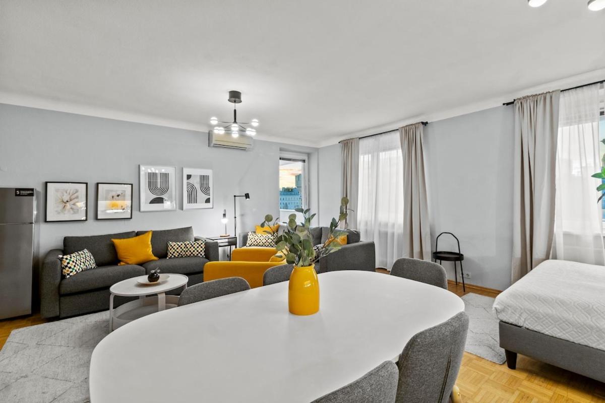 Apartment Great Public Transport I 80sqm I Loggia With A View *