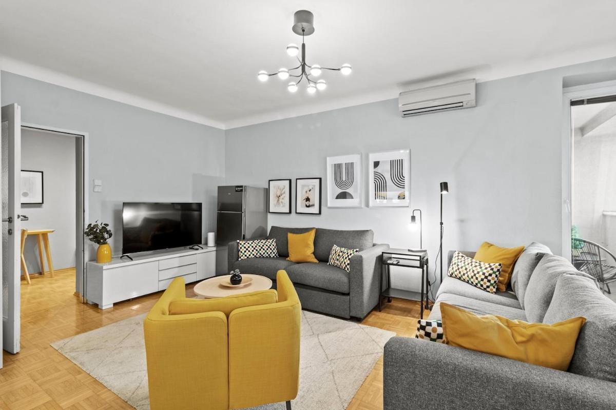 Apartment Great Public Transport I 80sqm I Loggia With A View