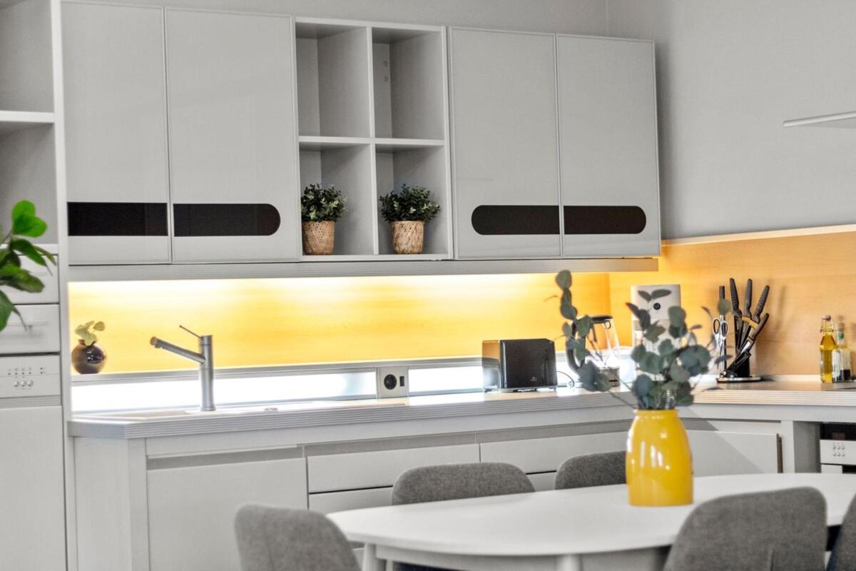 Great Public Transport I 80sqm I Loggia With A View Apartment