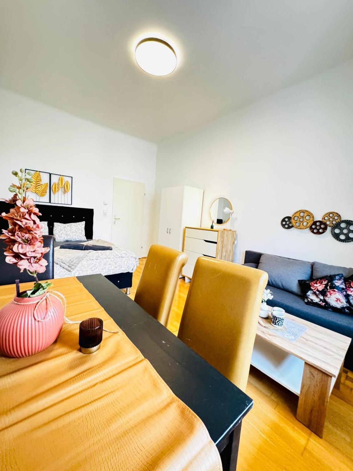 Comfy In A Shared Apartment, Only 17min Walk To Schoenbrunn Vienna