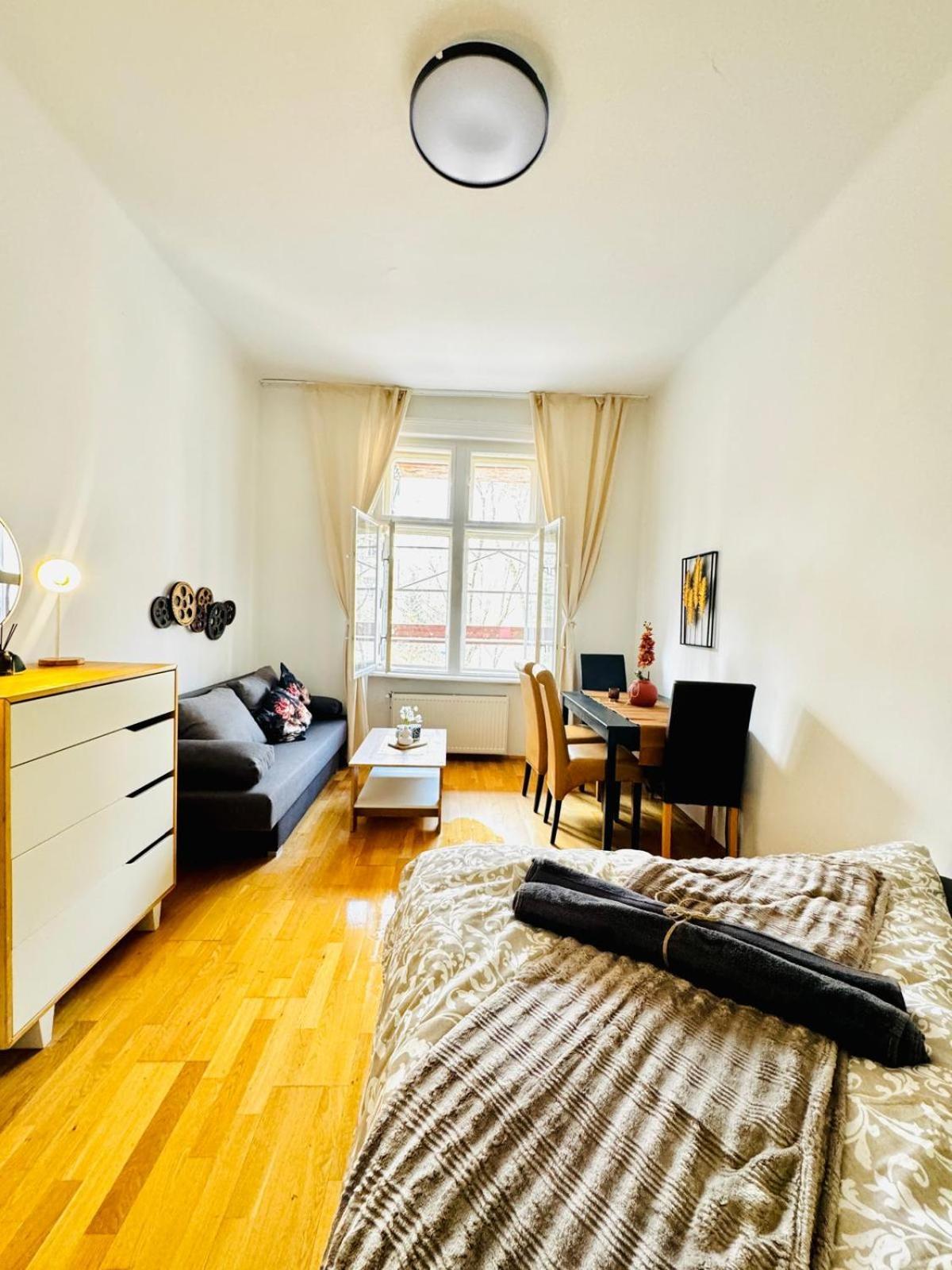 Comfy In A Shared Apartment, Only 17min Walk To Schoenbrunn Apartment