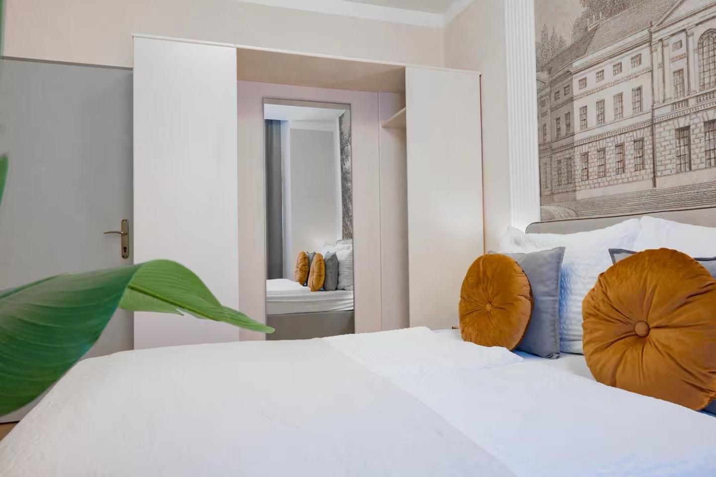 Hotel Very Apartments, 5 Min To Center, No Reception 3*