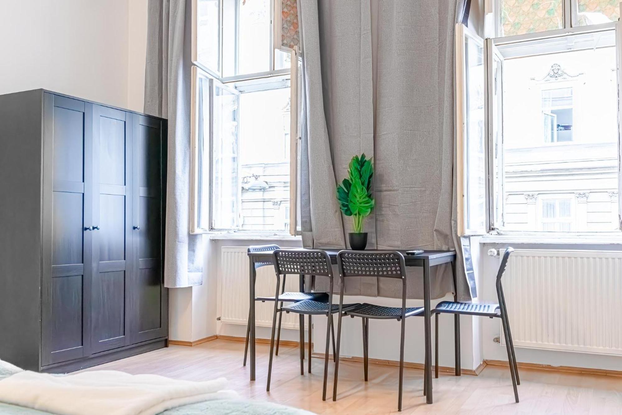 City-linked 2br Near Wiener Stadthalle Apartment *