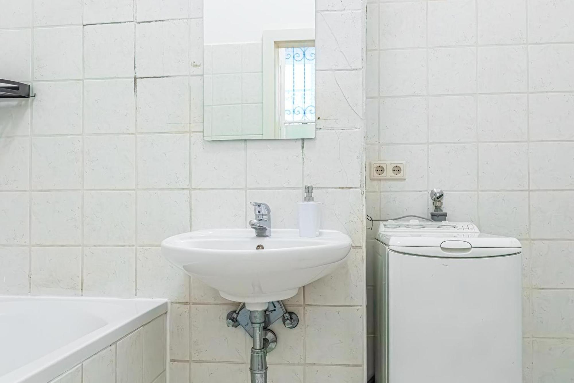 City-linked 2br Near Wiener Stadthalle Apartment *